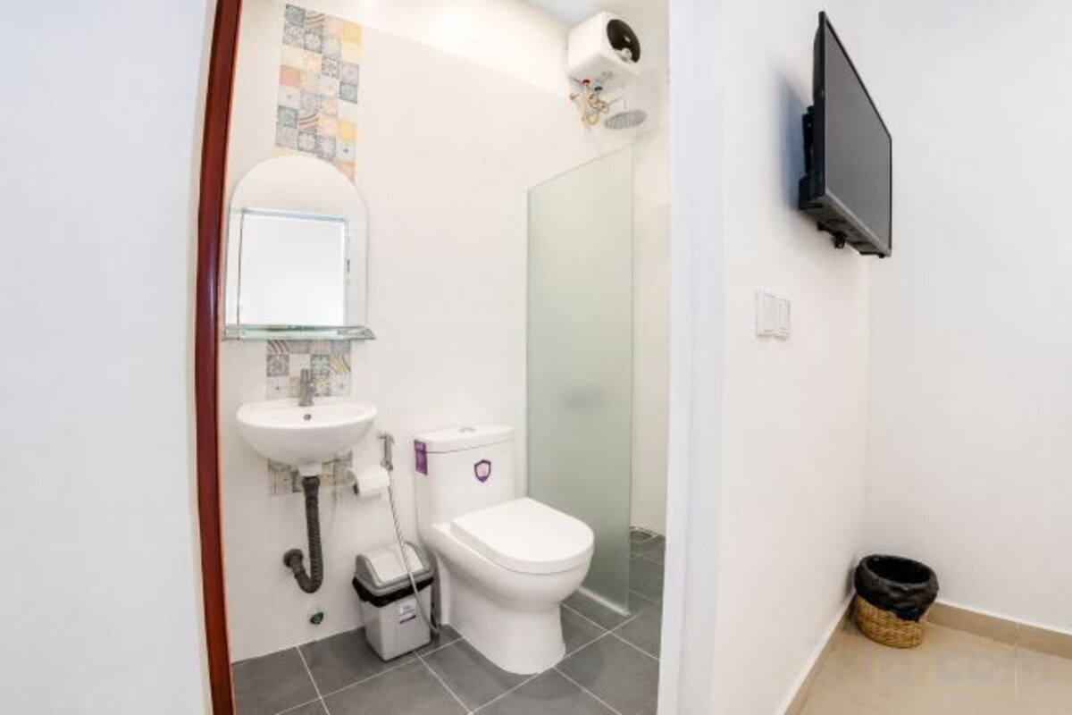 Shower, bidet, towels