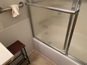 Bathtub, hair dryer, towels - Wheeler Lake House: Turkey, Tranquility & Time Together – A Perfect Thanksgiving Escape (Kalkaska)