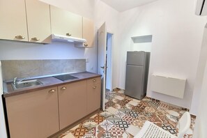 Căn hộ tiện nghi đơn giản | Bếp riêng | Tủ lạnh, bếp nấu, dụng cụ nấu nướng/bát dĩa/dao nĩa 