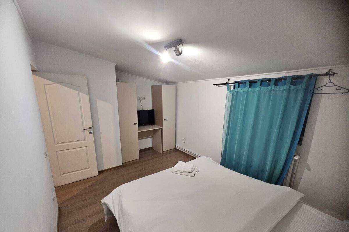 Ein Schlafzimmer mit einem Bett, einem Fernseher und einem Kleiderschrank.