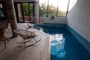 Indoor pool, sun loungers - Hotel Livin (Tbilisi)