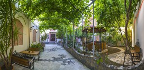 BBQ/picnic Area - Hotel Livin (Tbilisi)