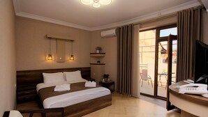 King Room, Garden View | 高档床上用品、加厚床垫、迷你吧、客房内保险箱