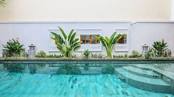 Piscina externa, guarda-sóis, espreguiçadeiras