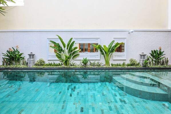 Piscina externa, guarda-sóis, espreguiçadeiras