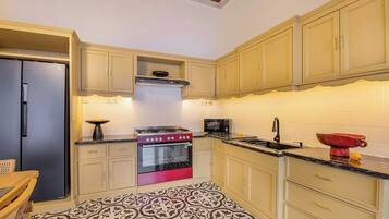 Vila família, 3 quartos | Cozinha privada | Geladeira, micro-ondas, fogão, cooktop