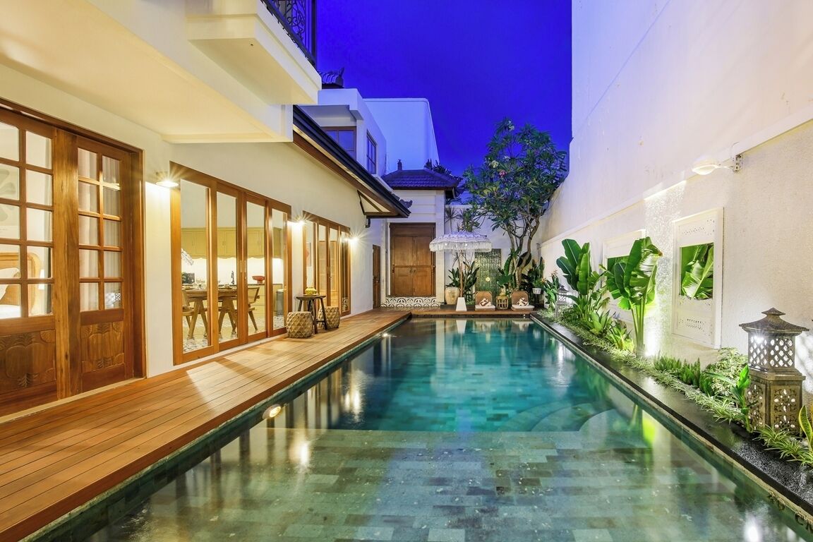 Outdoor pool, pool umbrellas, sun loungers