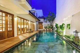 Outdoor pool, pool umbrellas, sun loungers