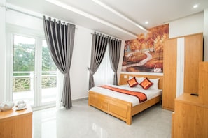 Deluxe-Doppelzimmer, Balkon | Schreibtisch, Verdunkelungsvorhänge, schallisolierte Zimmer