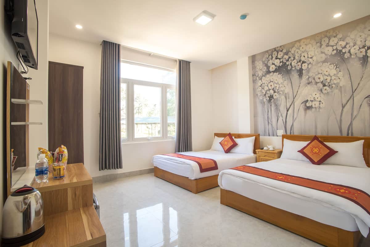 Deluxe Twin Room | Desk, blackout curtains, soundproofing, iron/ironing board (on request)