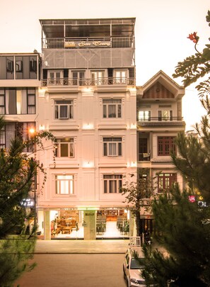Front of property – evening/night - Son Trang Hotel Da Lat (Da Lat)