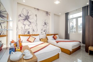 Junior-Dreibettzimmer, Stadtblick | Schreibtisch, Verdunkelungsvorhänge, schallisolierte Zimmer