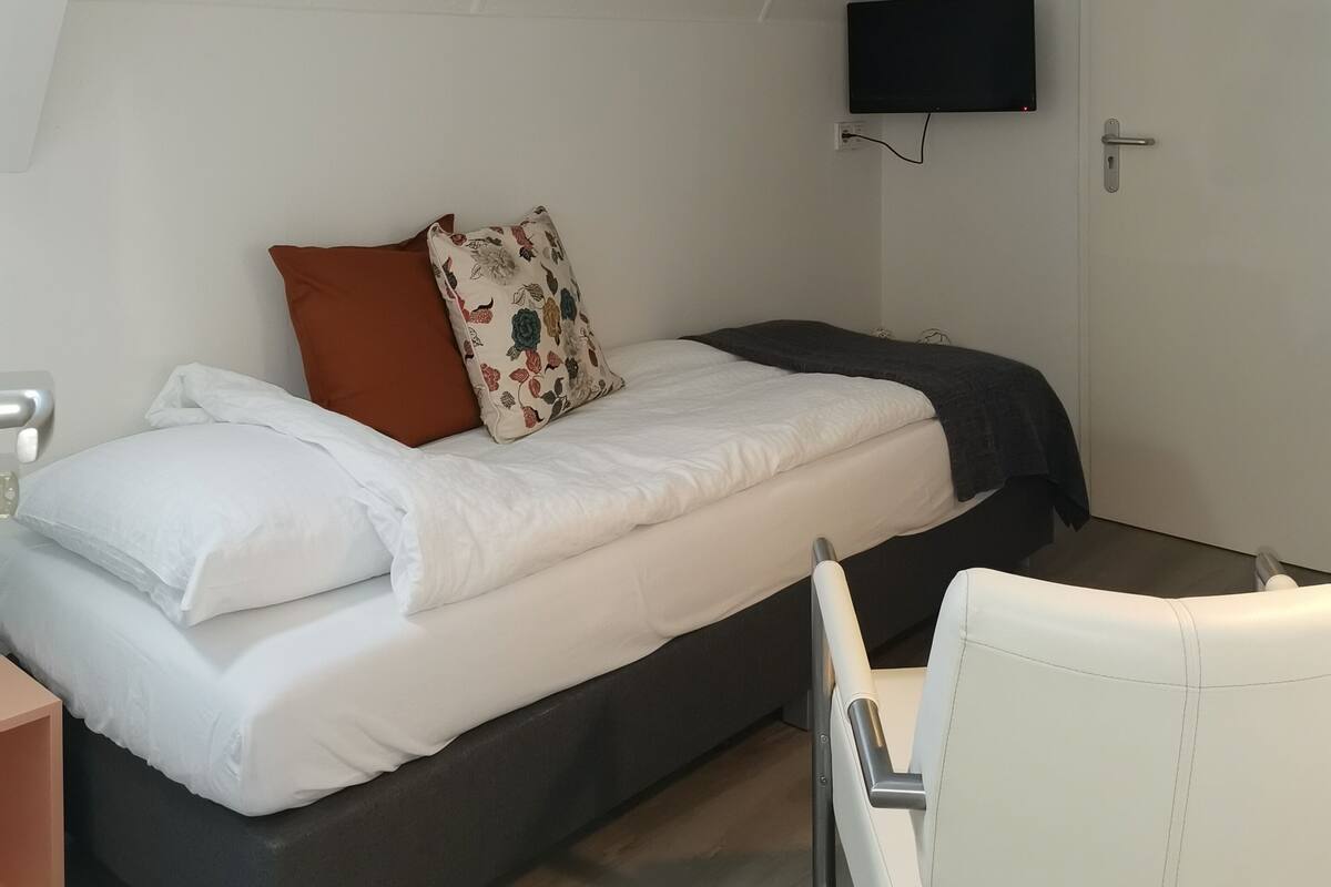 Luxury Single Room | Peralatan tempat tidur premium, peti besi dalam bilik 