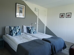 Ropa de cama de alta calidad y caja de seguridad en la habitación 