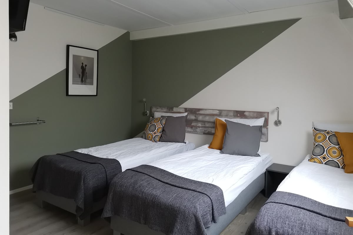 Comfort Triple Room, Shared Bathroom (Cunera) | Peralatan tempat tidur premium, peti besi dalam bilik 