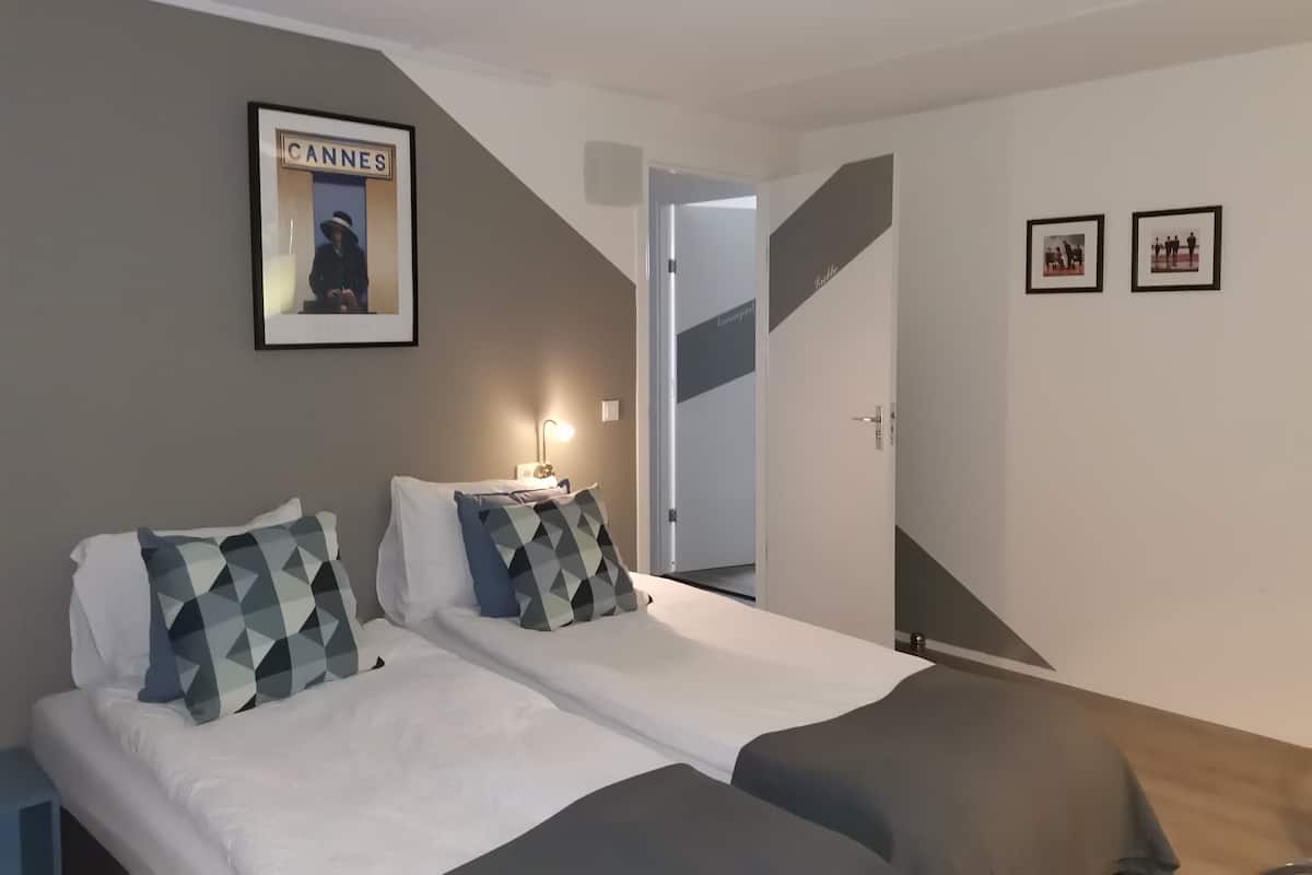 Deluxe Double or Twin Room, Shared Bathroom (Grebbe) | Peralatan tempat tidur premium, peti besi dalam bilik 