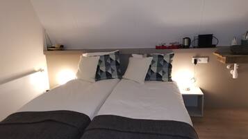 Deluxe kamer, 1 twee- of 2 eenpersoonsbedden, gedeelde badkamer (Kwintelooijen) | Luxe beddengoed, een kluis op de kamer, individueel gemeubileerd
