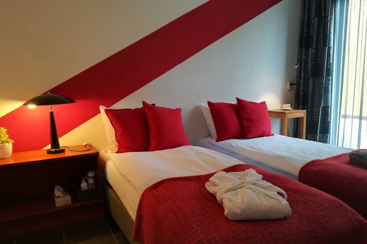 Deluxe Double or Twin Room (de Blauwe Kamer) | Peralatan tempat tidur premium, peti besi dalam bilik 