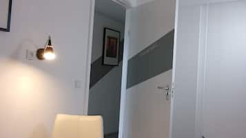 Quarto solteiro superluxo | Roupas de cama premium, cofres nos quartos, individualmente mobiliados
