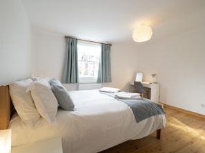 2 bedrooms, desk, iron/ironing board, free WiFi
