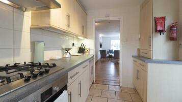 Rumah, 2 kamar tidur | Dapur pribadi | Lemari es, microwave, oven, dan kompor