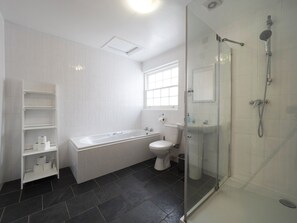 Casa, 2 habitaciones | Baño | Tina y regadera independientes, secadora de cabello, toallas, jabón 