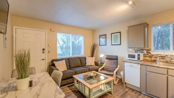 House (2 Bedrooms) | Ruang tamu | TV, pejabat