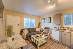 Maison (2 Bedrooms) | Salle de séjour | Téléviseur, bureau