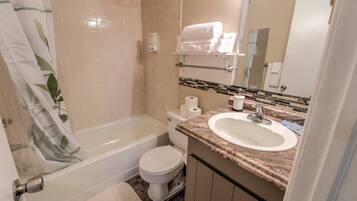 House (2 Bedrooms) | Bathroom | Towels, soap, shampoo, toilet paper
