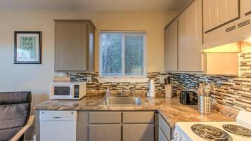 House (2 Bedrooms) | Dapur peribadi | Peti sejuk/penyejuk beku saiz penuh, ketuhar, pembancuh kopi/teh