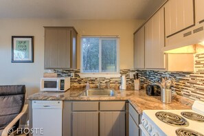 House (2 Bedrooms) | Private kitchen
