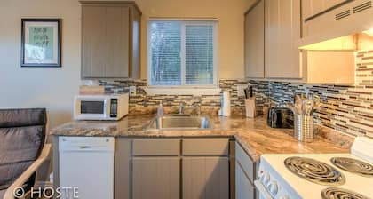 2BR Garden of the Gods Hike, Dine, Nightlife!