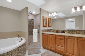 House (5 Bedrooms) | Bathroom | Slippers, soap, shampoo, toilet paper