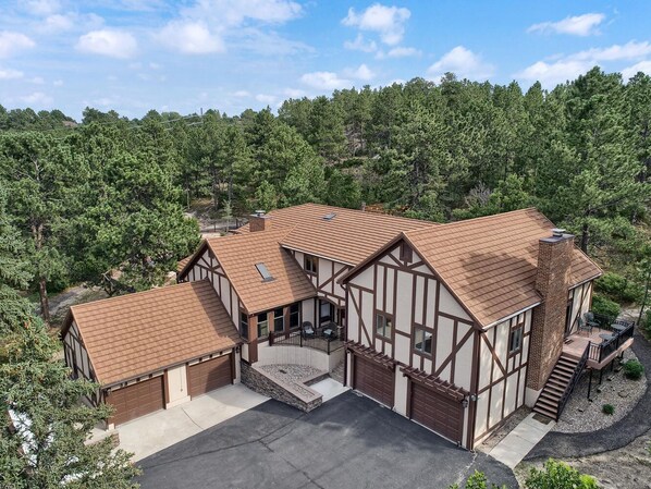 Exterior - 5BR Poe Manor Entertain,hot Tub+has Everything! (Colorado Springs)