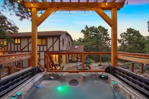 Outdoor spa tub - 5BR Poe Manor Entertain,hot Tub+has Everything! (Colorado Springs)