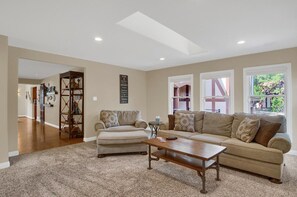 獨棟房屋 (5 Bedrooms) | 客廳 | 智慧型電視、Netflix、乒乓球、串流服務