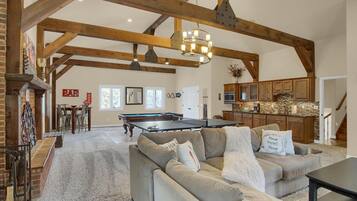 Rumah (5 Bedrooms) | Ruang keluarga | Smart TV, Netflix, meja tenis meja, dan layanan streaming