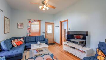 House (3 Bedrooms) | Living room | TV