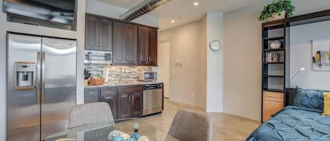 Apartment (1 Bedroom) | 1 bedroom, iron/ironing board, bed sheets