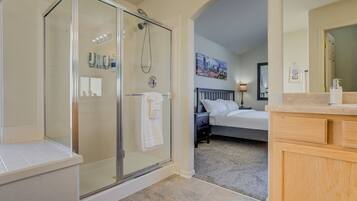 House (5 Bedrooms) | 5 bedrooms, premium bedding, down comforters, individually decorated