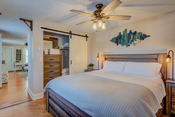 1 habitación, tabla de planchar con plancha y ropa de cama 