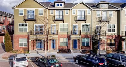 3BR Downtown Townhome /w Stunning Balcony Views!