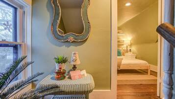 Nhà (4 Bedrooms) | 2 phòng ngủ, bàn ủi/dụng cụ ủi quần áo