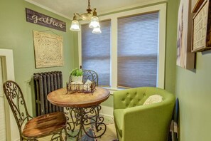 House (4 Bedrooms) | Private kitchen | Oven