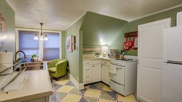 Nhà (4 Bedrooms) | 2 phòng ngủ, bàn ủi/dụng cụ ủi quần áo