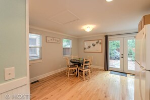 Nhà (1 Bedroom) | Bếp riêng | Lò nướng, bếp nấu, máy rửa bát, dụng cụ nấu nướng/bát dĩa/dao nĩa 