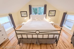 Nhà (1 Bedroom) | 1 phòng ngủ, bàn, bàn ủi/dụng cụ ủi quần áo, bộ trải giường 