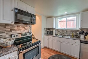 Villa (2 Bedrooms) | Eget kjøkken | Kjøleskap, ovn, kaffetrakter/tekoker og brødrister