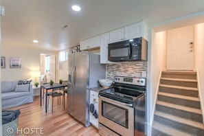 Villa (2 Bedrooms) | Cuisine privée | Réfrigérateur grande capacité avec congélateur, un four