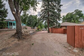 Property grounds - 2BR Comfy Condo & Cute Patio Broadmoor Area (Colorado Springs)